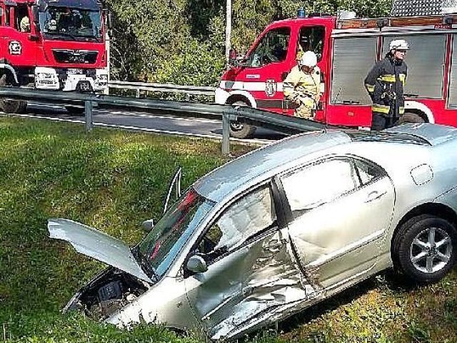 Toyota w rowie, zderzenie dwóch aut w Kośnie (zdjęcia)